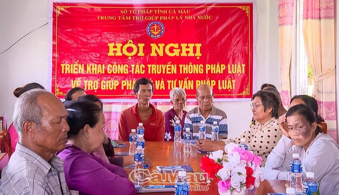 Đông đảo người dân thuộc diện được trợ giúp pháp lý tham dự buổi tuyên truyền.
