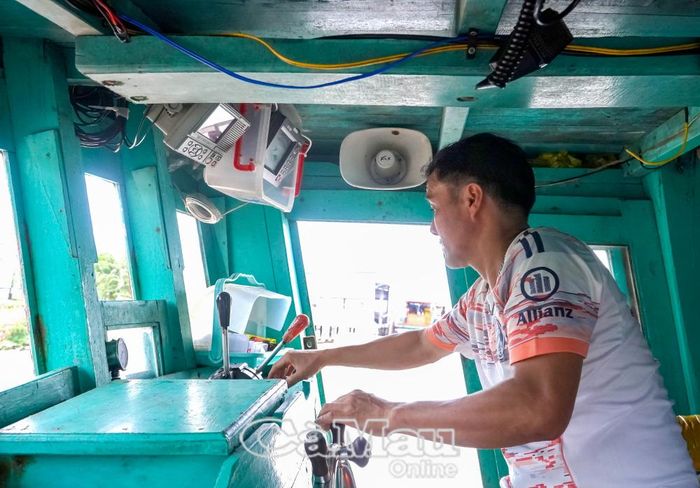 Ông Trịnh Văn Ngữ, Ấp 10, xã Khánh Lâm, kiểm tra các thiết bị hàng hải trước khi cho tàu ra biển.
