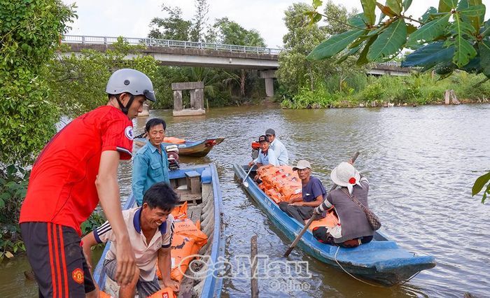 Nông dân phấn khởi nhận hỗ trợ.