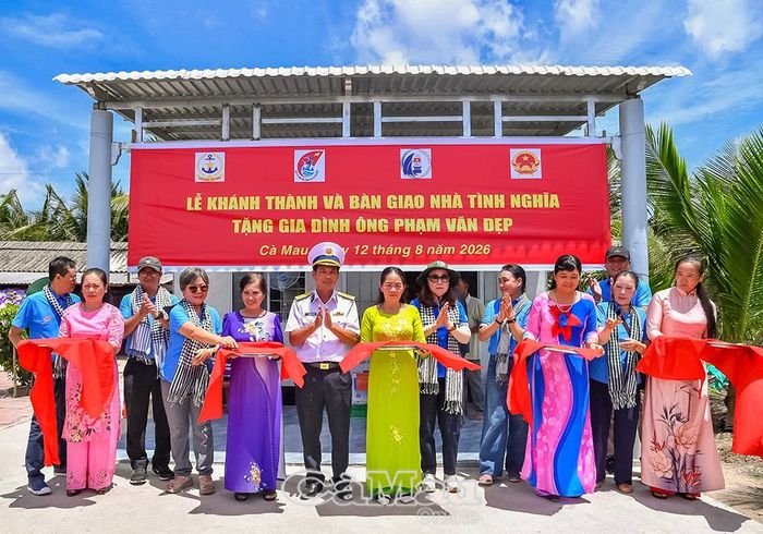 Đại diện chính quyền địa phương, Lữ đoàn 175, đơn vị tài trợ và gia đình ông Phạm Văn Đẹp thực hiện nghi thức cắt băng khánh thành “Nhà tình nghĩa”.