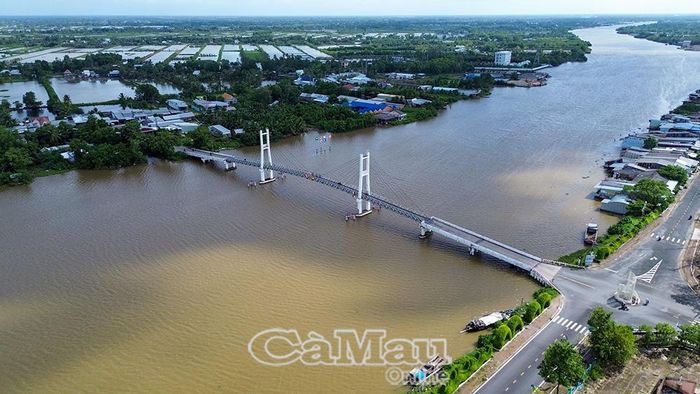 Tiến độ khắc phục cầu treo dân sinh Rạch Ráng đạt khoảng 80% khối lượng; chủ đầu tư phấn đấu hoàn thành trước ngày 18/8.