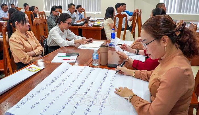 Học viên tham gia thảo luận, thực hành xử lý các tình huống thực tế trong giáo dục hoà nhập tại lớp tập huấn. ẢNH: TRÚC LINH