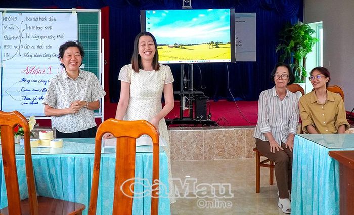 Bà Baba Yumiko, Giám đốc Tổ chức Cầu vồng châu Á (thứ 2 từ phải sang) lắng nghe phần thuyết trình của các học viên. ẢNH: TRÚC LINH