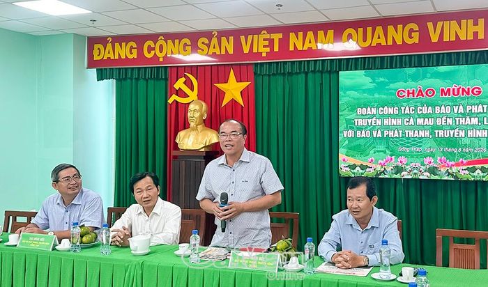 Ông Lâm Hồ Sỹ, Giám đốc Báo và phát thanh, truyền hình Cà Mau, phát biểu tại buổi làm việc.