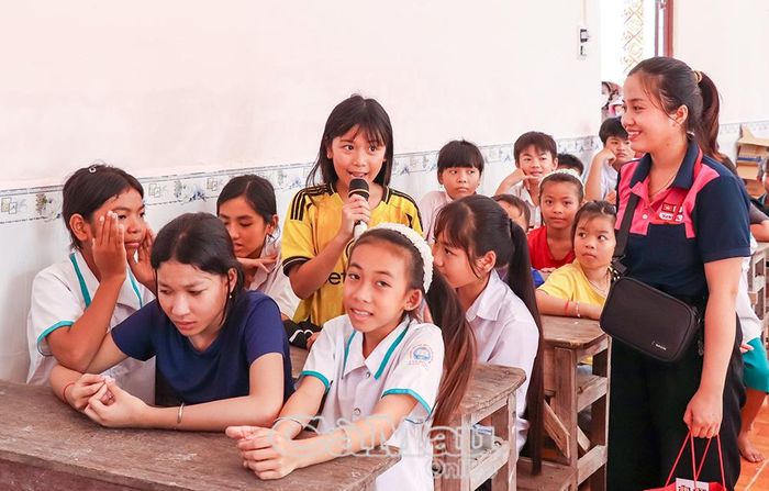 Các em học sinh sôi nổi tham gia trò chơi trả lời câu hỏi đố vui kiến thức tại chương trình.