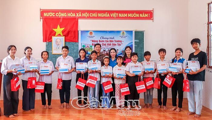 Dịp này, UBND xã Đầm Dơi tổng kết lớp học chữ Khmer hè năm 2026 và khen thưởng học sinh có thành tích học tập tốt.