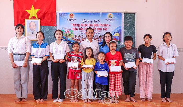 Ban tổ chức trao học bổng năm học mới cho các em học sinh.