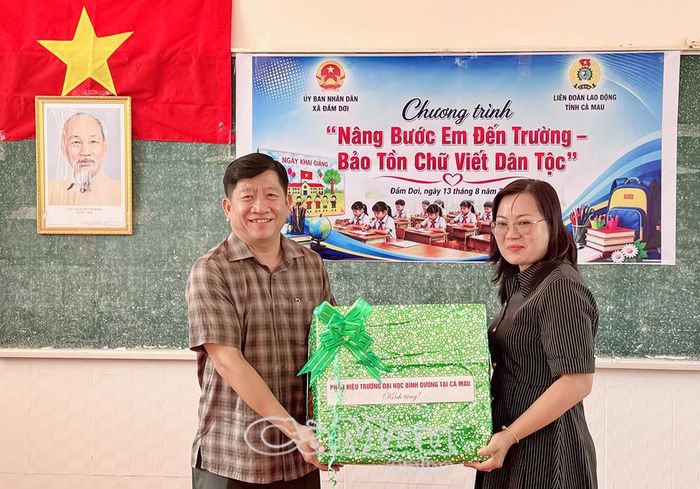 Phân hiệu Trường Đại học Bình Dương tại Cà Mau trao quà hỗ trợ xã Đầm Dơi.