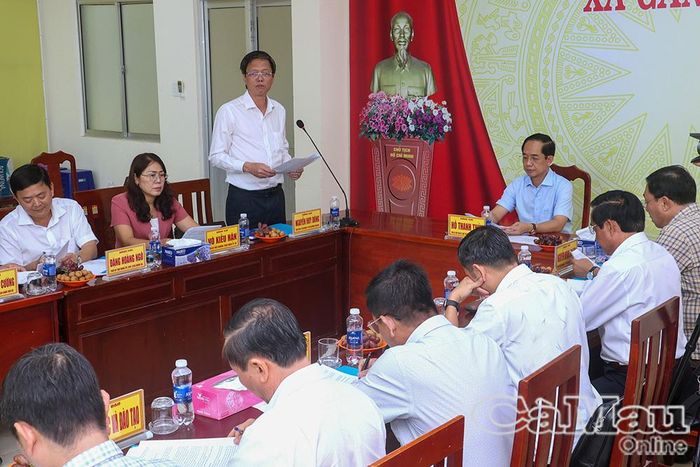 Đồng chí Nguyễn Huy Dũng, Bí thư Đảng uỷ, Chủ tịch HĐND xã Gành Hào, báo cáo công tác chuẩn bị năm học 2026-2027.