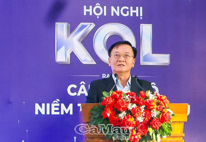 Thượng tá Đỗ Minh Kim, Phó Trưởng phòng 3, Cục An ninh mạng và Phòng, chống tội phạm sử dụng công nghệ cao (A05), Bộ Công an trình bày chuyên đề tại hội nghị.