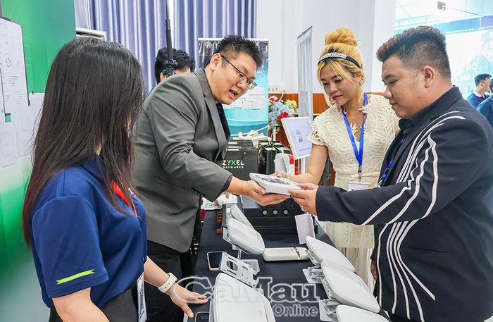 Các KOL trải nghiệm không gian số tại hội nghị.