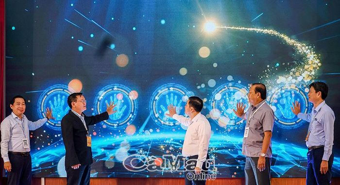 Đại tá Lê Mạnh Hùng, Phó Giám đốc Công an tỉnh (áo trắng giữa); Thượng tá Đỗ Minh Kim, Phó Trưởng phòng 3, Cục An ninh mạng và Phòng chống tội phạm sử dụng công nghệ cao, Bộ Công an (thứ hai từ trái sang); ông Nguyễn Văn Đen, Phó Giám đốc Sở Văn hóa, Thể thao và Du lịch (thứ hai từ phải sang); ông Đặng Trí Thủ, Phó Giám đốc Sở Giáo dục và Đào tạo (bìa phải) và ông Đỗ Chí Công,Trưởng phòng Thông tin - Tổng hợp, Ban Tuyên giáo và Dân vận Tỉnh uỷ (bìa trái) thực hiện nghi thức khởi động fanpage Niềm tin số.