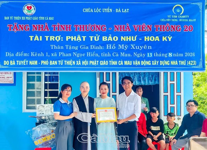 Đồng chí Nguyễn Huy Thành, Phó Chủ tịch Uỷ ban MTTQ Việt Nam Xã Phan Ngọc Hiển, Bí thư Xã đoàn (bên phải), trao bảng ghi nhận tấm lòng vàng đến nhà tài trợ.