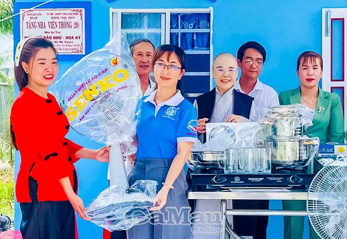 Chị Nguyễn Thị Thu Ngân, Phó Chủ tịch Uỷ ban MTTQ Việt Nam Xã Phan Ngọc Hiển, Chủ tịch Hội LHPN xã (bên phải), trao quà đến chị Hồ Mỹ Xuyên.