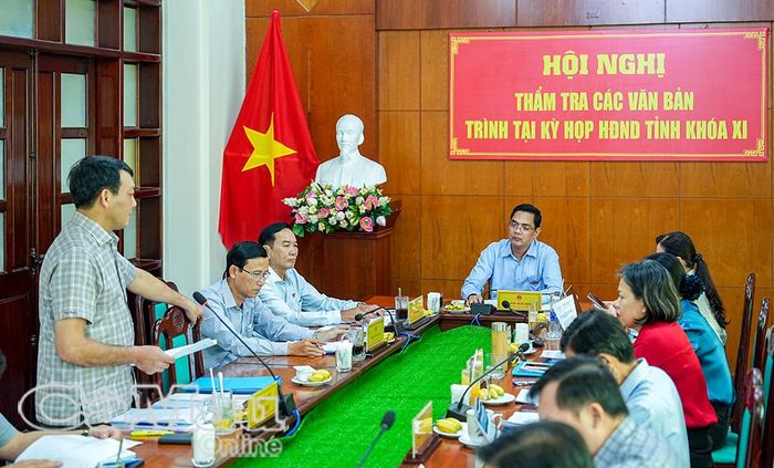 Đồng chí Nguyễn Minh Nhứt, Giám đốc Sở Nội vụ tỉnh Cà Mau, thông tin nội dung dự thảo nghị quyết về biên chế cán bộ, công chức và số lượng người làm việc hưởng lương từ ngân sách Nhà nước tỉnh Cà Mau năm 2026.