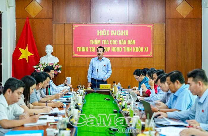 Đồng chí Hoàng Đình Liêm, Trưởng Ban Pháp chế HĐND tỉnh, phát biểu kết luận hội nghị.