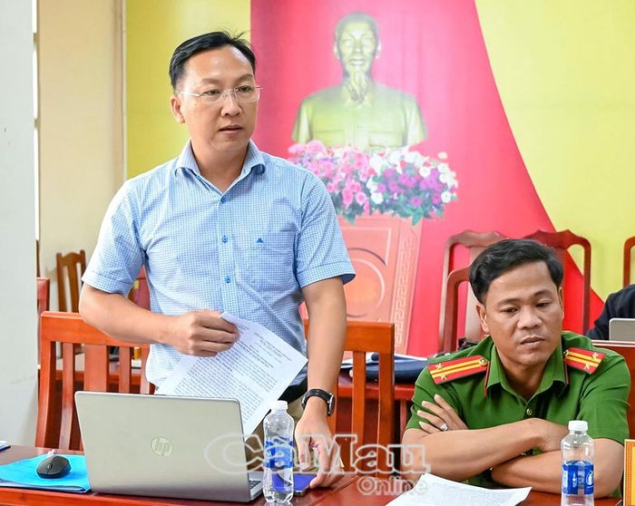 Đồng chí Quách Chí Nguyện, Trưởng phòng Văn hoá - Xã hội xã Gành Hào, trình bày tiềm năng phát triển kinh tế, thương mại - dịch vụ và du lịch của xã; đồng thời nêu những khó khăn, vướng mắc trong phát triển kinh tế - xã hội tại địa phương.