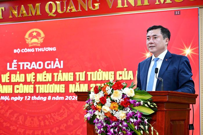 Thứ trưởng Bộ Công Thương Nguyễn Sinh Nhật Tân đánh giá cao chất lượng các tác phẩm tham dự Cuộc thi. 
