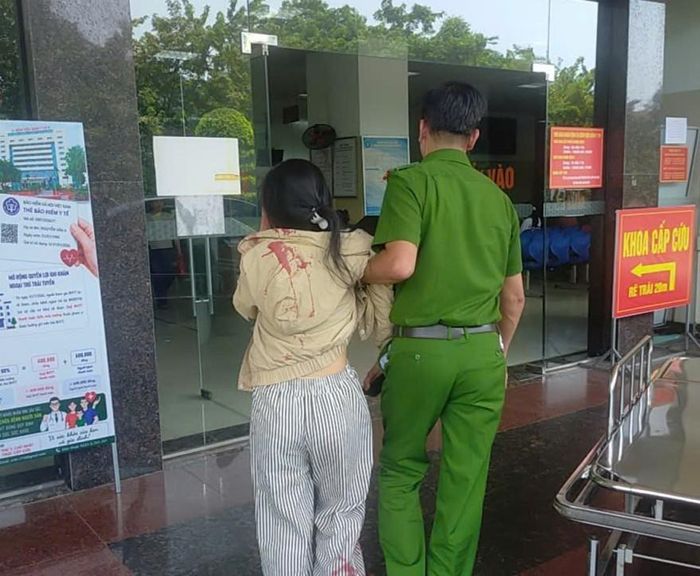 Trung tá Lê Huy Hoàng đưa các nạn nhân đến bệnh viện cấp cứu.