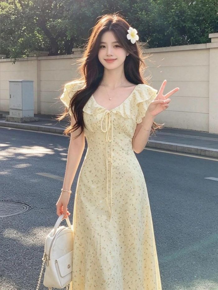 Họa tiết hoa nhỏ kết hợp tay bồng mang đến vẻ ngoài ngọt ngào nhưng vẫn giữ nét thanh lịch. (Ảnh: Pinterest)