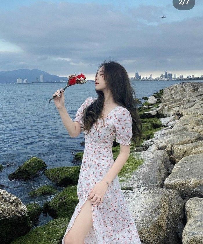 Đường xẻ tà vừa phải giúp váy hoa nhí thêm quyến rũ, đồng thời tạo hiệu ứng vóc dáng cao ráo hơn. (Ảnh: Pinterest)