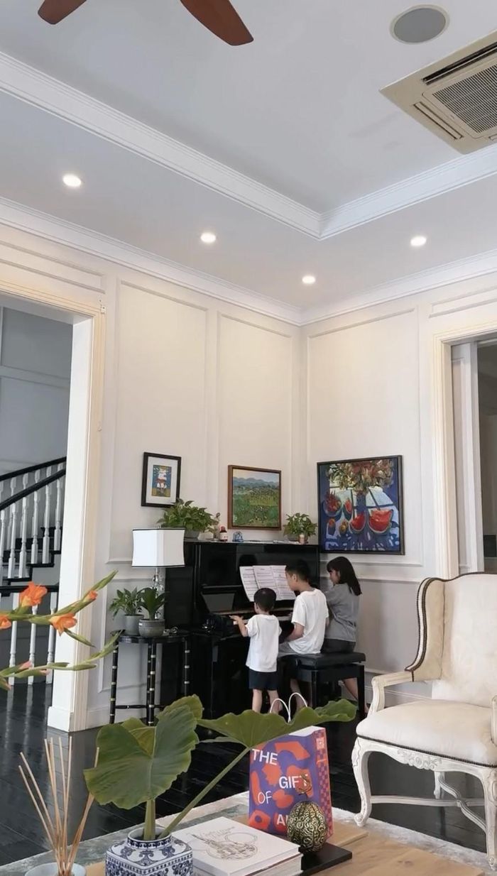Góc học đàn của các con.