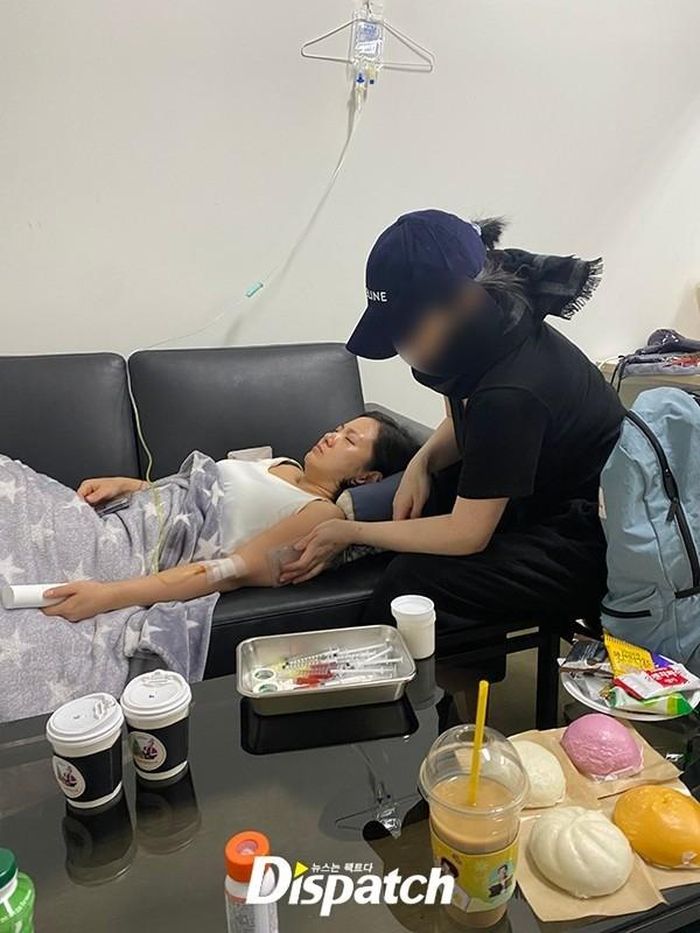 Cảnh sát đang điều tra liệu Park Na Rae, Key và Haetnim có biết bà Lee (áo đen) không có giấy phép hành nghề hay không. Ảnh: Dispatch