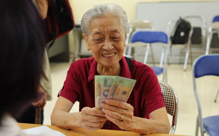 Lao động nữ nghỉ hưu năm 2026, nếu đóng đủ 24 năm BHXH sẽ nhận được lương hưu với tỷ lệ 63% tiền lương tháng đóng BHXH. Ảnh minh họa.