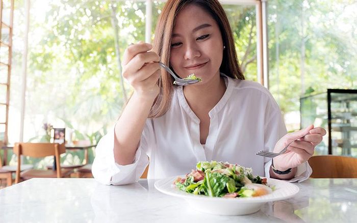 Ưu tiên đạm và chất xơ để no lâu, hạn chế ăn vặt. Ảnh minh họa