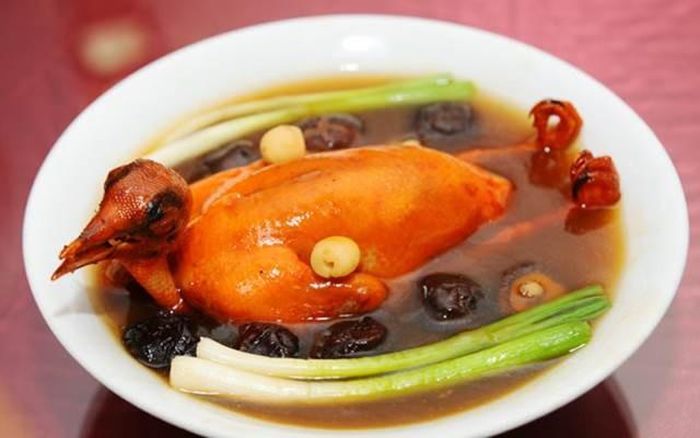 Với người có chế độ ăn cần kiểm soát dinh dưỡng, điều quan trọng là cân đối khẩu phần thay vì xem chim câu hầm là món “đại bổ” có thể ăn càng nhiều càng tốt. Ảnh minh họa