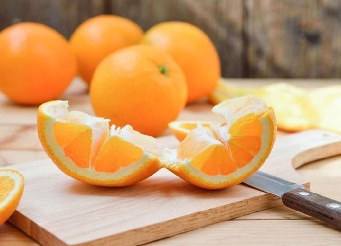 Đáng chú ý, hesperidin tập trung nhiều ở vỏ và xơ trắng của các loại quả có múi như cam, chanh, bưởi, quýt hơn là trong nước ép. Ảnh minh họa