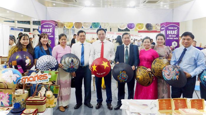 Các đại biểu tham quan, tìm hiểu sản phẩm được trưng bày tại hội chợ. Ảnh: Cổng Thông tin điện tử TP. Đà Nẵng