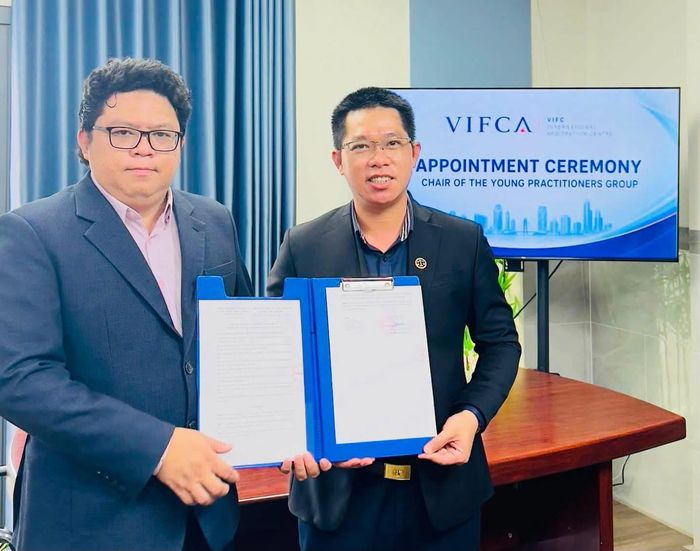 Tiến sĩ, Trọng tài viên Lê Nguyễn Gia Thiện trao quyết định bổ nhiệm Trưởng Ban Trọng tài viên trẻ VIFCA cho Luật sư Kiều Anh Vũ.