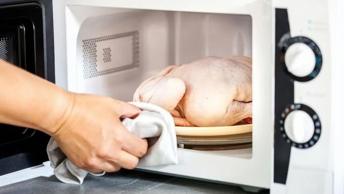 Với thịt gà sống, lò vi sóng có thể không phải là phương pháp nấu chín hoàn hảo