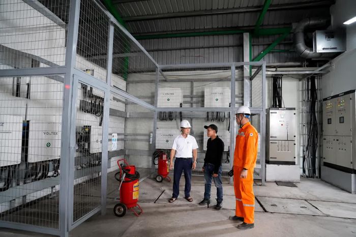 Cán bộ, nhân viên Điện lực Quỳnh Phụ tích cực làm việc với khách hàng sử dụng hiệu quả điện mặt trời mái nhà