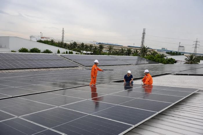Cán bộ, nhân viên Điện lực Yên Mỹ tích cực tuyên truyền với khách hàng sử dụng hiệu quả điện mặt trời mái nhà.