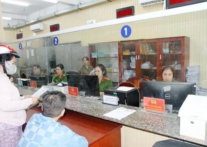 Cán bộ, chiến sĩ Công an phường An Phú Đông ứng dụng chuyển đổi số vào giải quyết thủ tục hành chính để phục vụ Nhân dân tốt hơn