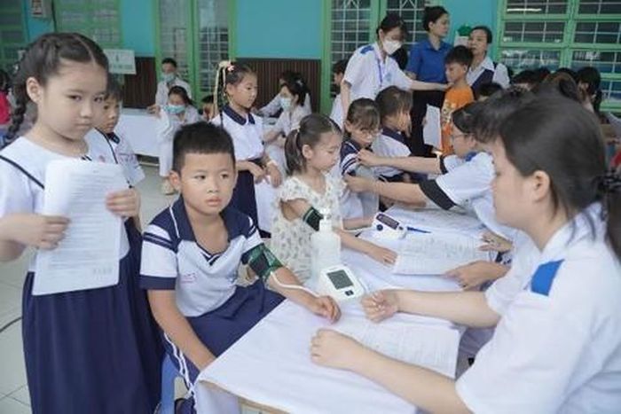 Khám sức khỏe cho các em học sinh ở phường Trung Mỹ Tây