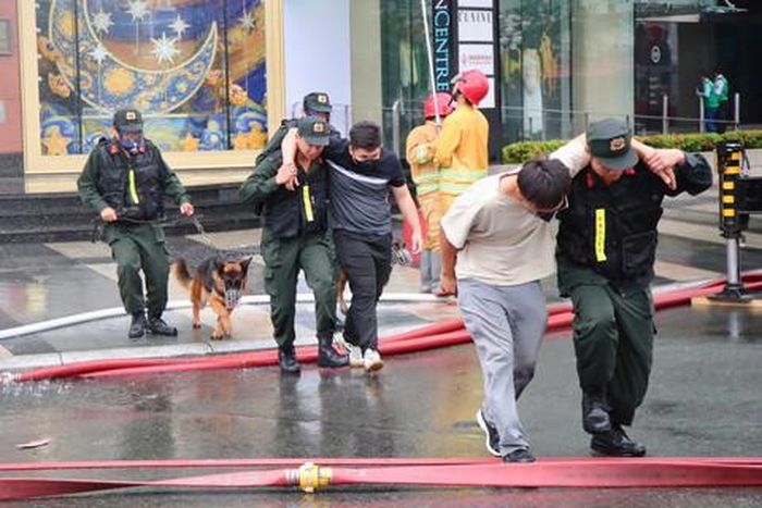 Lực lượng Cảnh sát Cơ động cùng chó nghiệp vụ hỗ trợ di tản, đưa người bị nạn ra khỏi khu vực nguy hiểm