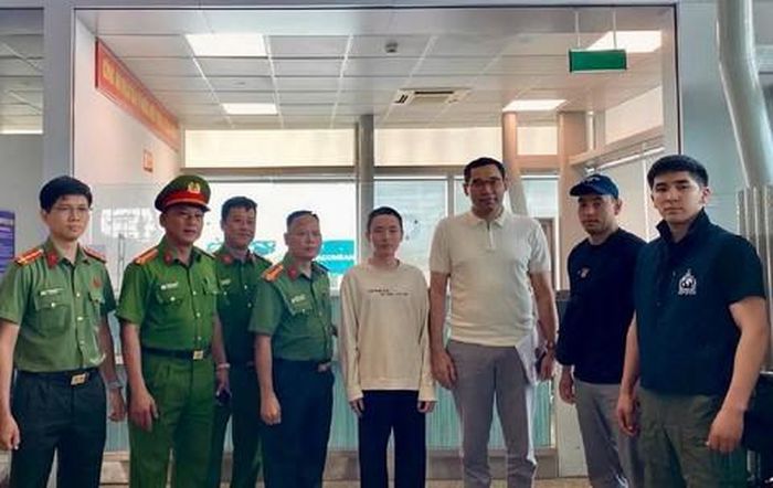 Đại diện cơ quan chức năng của Việt Nam bàn giao đối tượng Balken Magzhan Balkenuly đến cơ quan chức năng của Cộng hòa Kazakhstan.