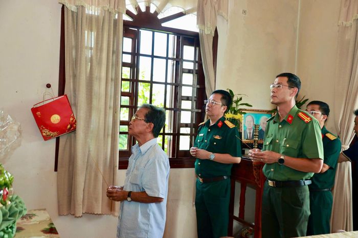 Ông Phan Văn Tư cùng đoàn công tác thắp hương cho 2 Liệt sĩ - anh trai ông Tư