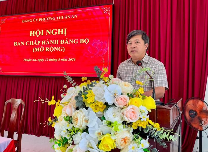 Đồng chí Lê Hữu Ngọc, Bí thư Đảng ủy, Chủ tịch HĐND phường phát biểu tại hội nghị
