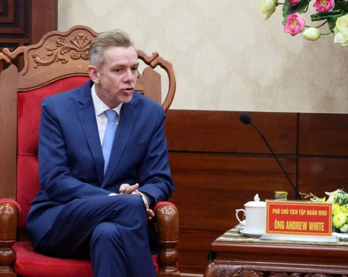 Ông Andrew White, Phó Chủ tịch Tập đoàn Warner Bros. Discovery, phát biểu tại buổi làm việc.