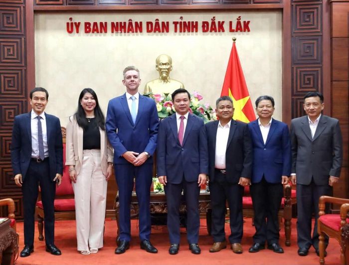Các đại biểu chụp ảnh lưu niệm.