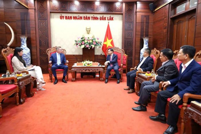 Quang cảnh buổi làm việc.