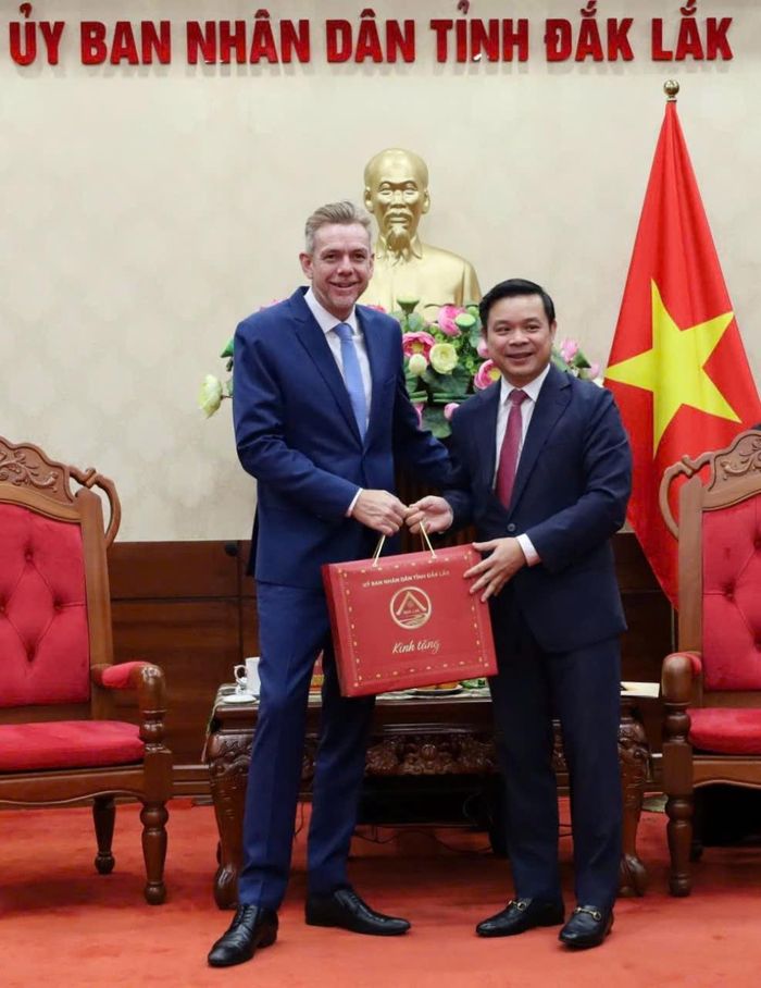 Chủ tịch UBND tỉnh Đỗ Hữu Huy tặng quà lưu niệm cho ông Andrew White.