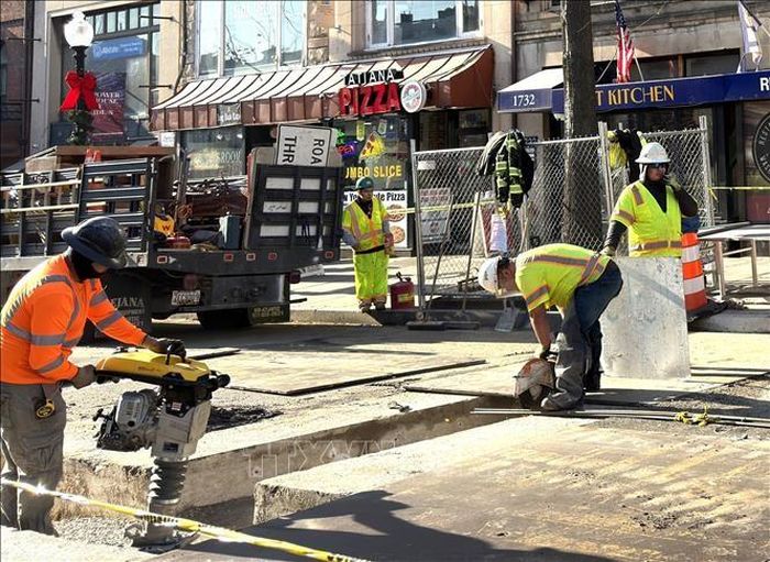Công nhân sửa đường trên một tuyến phố ở thủ đô Washington D.C. Ảnh: Ngọc Quang/TTXVN.