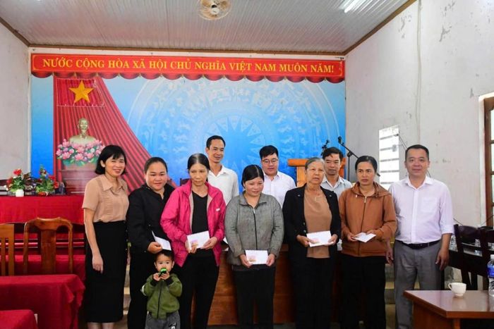 Đồng chí Phạm Thị Thúy, Phó Bí thư Thường trực Đảng ủy xã Đức An; đồng chí Vũ Văn Dũng, Trưởng Phòng Kinh tế xã cùng Chi bộ Phòng Văn hóa - Xã hội và cán bộ, đảng viên của hai chi bộ, Ban tự quản thôn 7 trao kinh phí hỗ trợ cho các hộ nghèo, cận nghèo