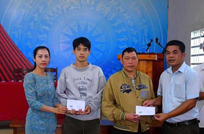 Mô hình “05 cán bộ, đảng viên giúp 01 hộ dân thoát nghèo” không chỉ hướng đến hỗ trợ về vật chất mà còn phát huy vai trò tiên phong, gương mẫu của cán bộ, đảng viên trong đồng hành cùng Nhân dân