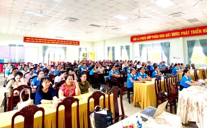 Khoảng 120 cán bộ, hội viên phụ nữ tham gia tập huấn